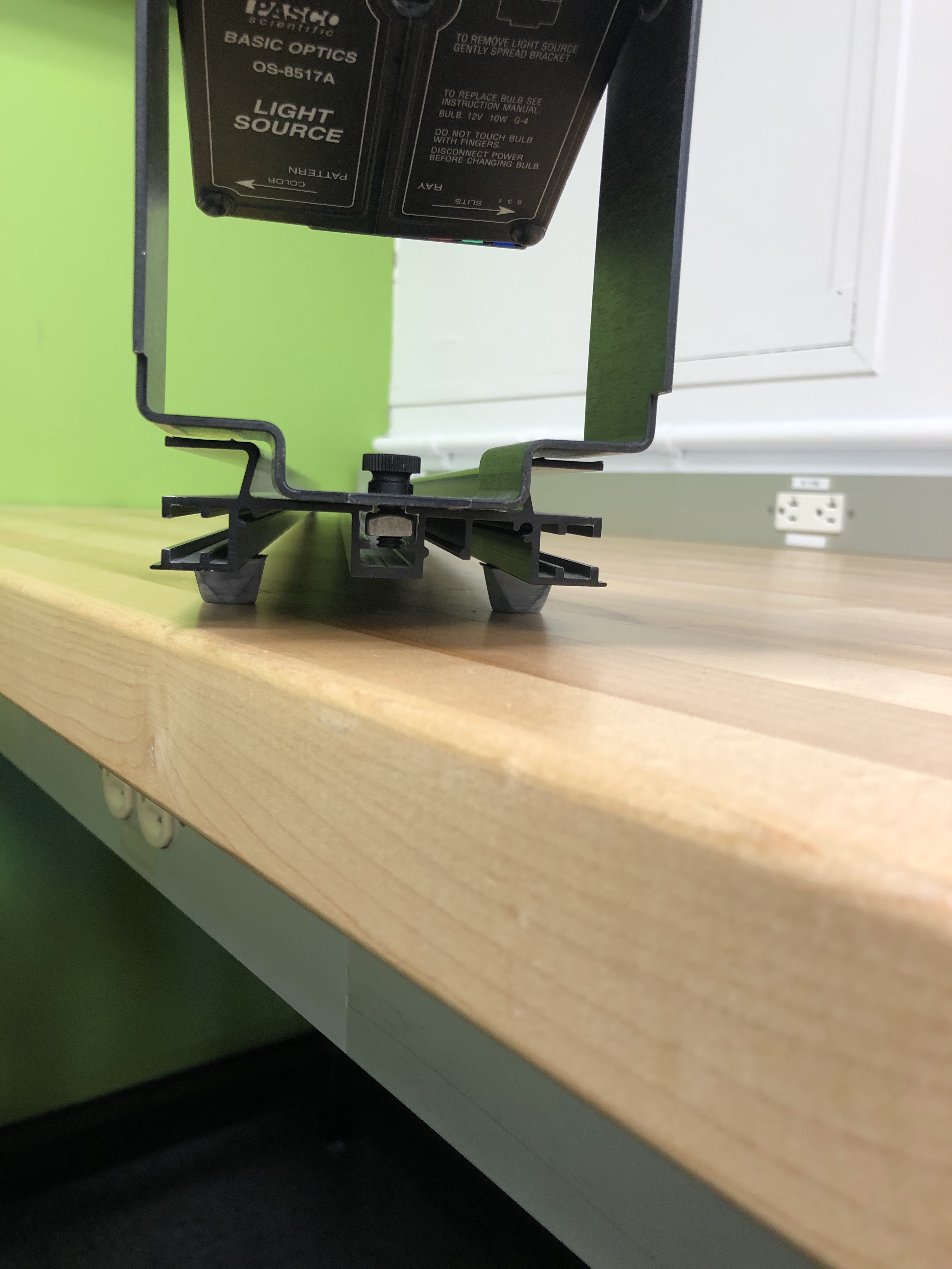 light_stand_in_optics_bench.jpg