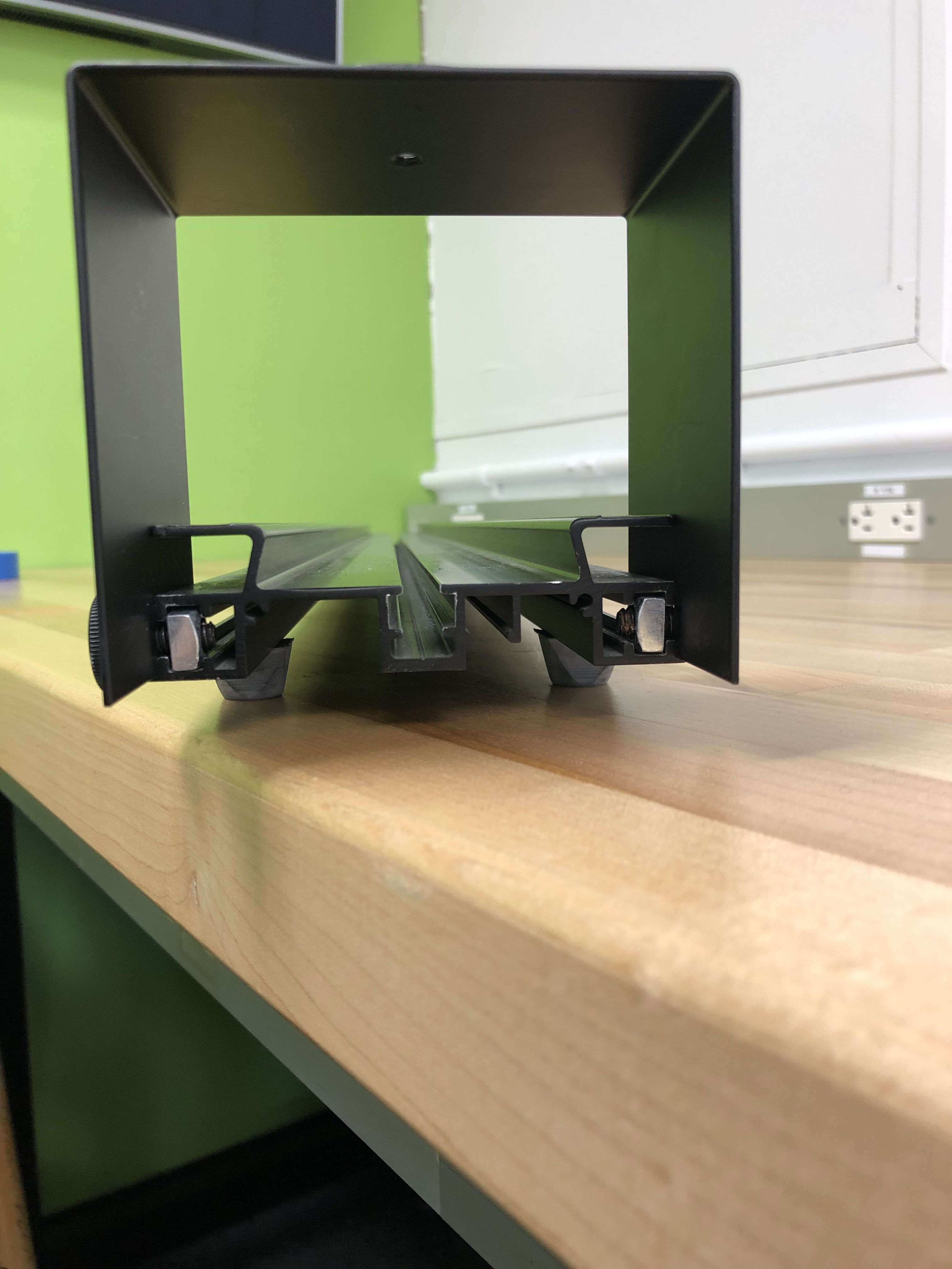 ray_table_stand_in_optics_bench.jpg